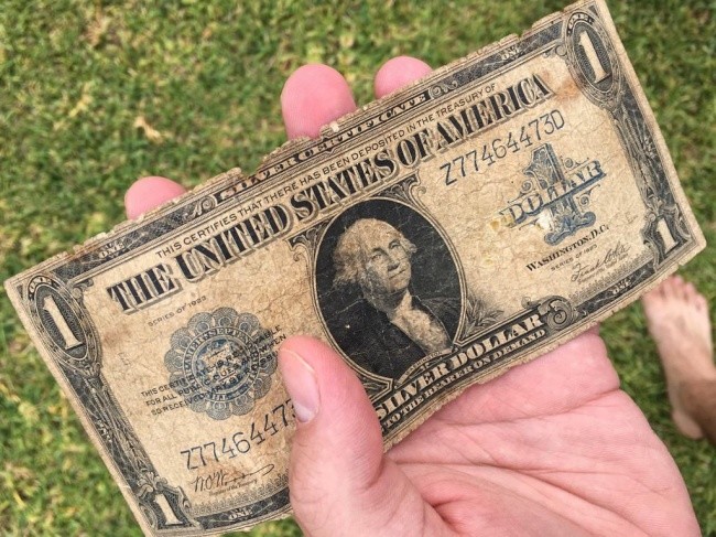 
Chỉ là tờ 1 đô có tuổi thọ 94 năm tình cờ được tìm thấy trên mặt đường thôi, không có gì lạ đâu. Giờ thì bạn thử đi tìm tờ 100 đồng ai đó đánh rơi dưới đất... vài chục năm trước xem nào.