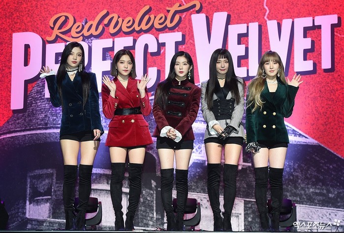
Wendy (Red Velvet) từng nói rằng: "Tại sao các bạn cứ chê trang phục của tụi mình, các stylist đã rất chăm chỉ để chuẩn bị những bộ này đấy" để bảo vệ stylist khi họ bị fan phiền trên mạng.