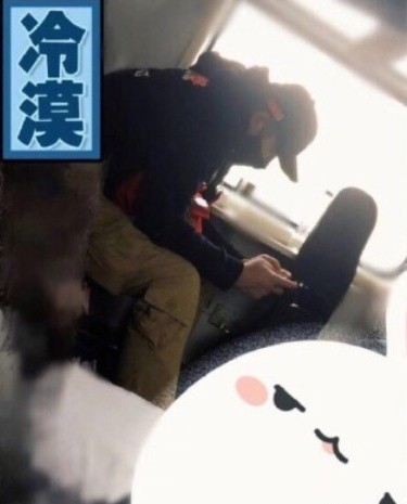 
Hình ảnh được chụp bởi người qua đường, họ cho biết, đó là PGone. Anh đang trên chuyến tàu về quê và liên tục đeo khẩu trang, cắm mặt vào điện thoại trong suốt hành trình. 
