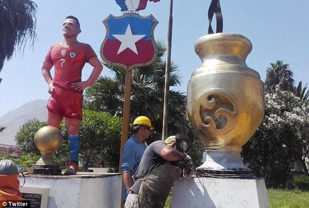 
Tháng 3/2017, Alexis Sanchez được thành phố Tocopilla (Chile) tạc tượng nhằm tôn vinh những đóng góp to lớn cho bóng đá nước này. Tuy nhiên tác phẩm này cũng được xếp vào top những bước tượng thảm họa vì phần đầu và tứ chi không hài hòa với phần thân. 