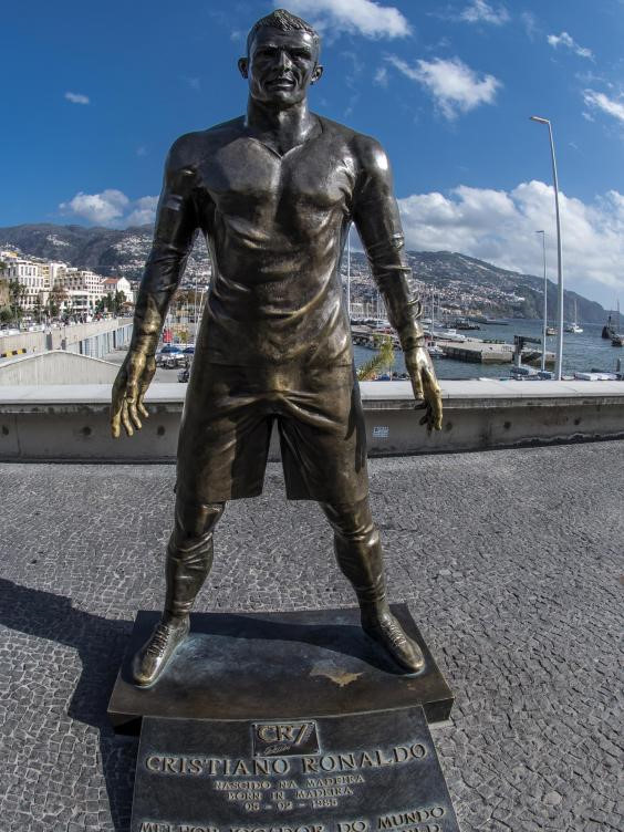 
Không chỉ có bức tượng thảm họa ở sân bay, Cristiano Ronaldo còn sở hữu thêm một phiên bản lỗi không kém ở tại trung tâm quần đảo Madeira (Bồ Đào Nha). Bức tượng bằng đồng được làm vào năm 2014, khắc họa khuôn mặt quá già so với CR7 ngoài đời. Không những vậy, tác phẩm này còn khiến các fan nữ phải đỏ mặt với phần "nhạy cảm" quá lớn.