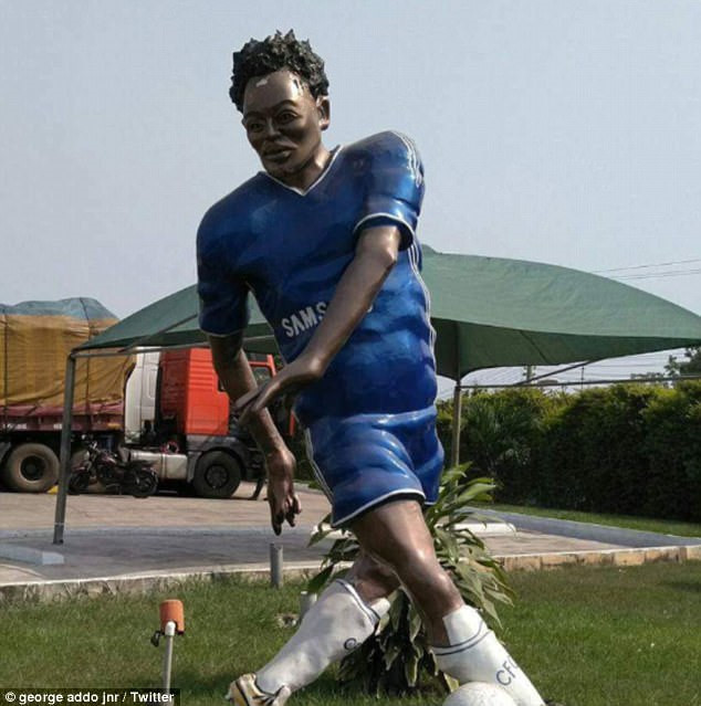
Trước đó vài ngày, cũng tại Kumasi, miền nam Ghana, đồng đội của Asamoah Gyan ở đội tuyển quốc gia là Michael Essien cũng có một phiên bản lỗi không kém. Đây cũng là tác phẩm nhằm tôn vinh sự nghiệp lẫy lừng của Michael Essien biệt trong màu áo Chelsea, nơi anh từng có 256 trận ra sân sau 8 năm gắn bó. Cộng đồng mạng đã đánh giá bức tượng này như thể một món đồ chơi của trẻ em bị lỗi hơn là tác phẩm nghệ thuật.​