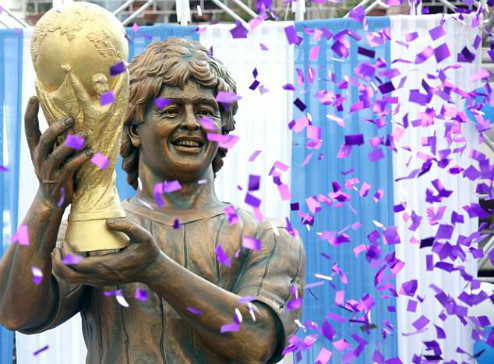 
Diego Maradona cũng sở hữu một bức tượng thảm họa không kém. Đây là tác phẩm nhằm tri ân huyền thoại người Argentina tại Ấn Độ. Bức tượng cao 3,6 m miêu tả cựu đội trưởng Argentina nâng danh hiệu vô địch World Cup 1986 với mái tóc xoăn và đầu ngẩng cao. Tuy nhiên nếu nhìn vào khuôn mặt, chắc không ai có thể nhận ra đó là Diego Maradona.​