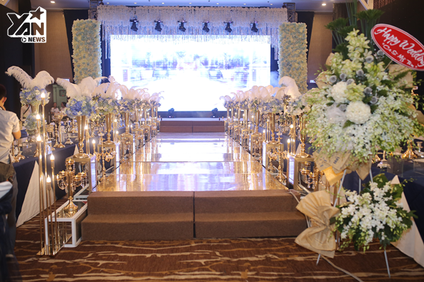
Không gian tiệc cưới của Lâm Khánh Chi và chồng trẻ được trang trí với tông màu trắng cực sang trọng. - Tin sao Viet - Tin tuc sao Viet - Scandal sao Viet - Tin tuc cua Sao - Tin cua Sao