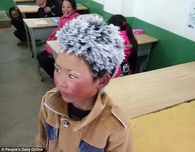 
Mái tóc của cậu bé đã bị tuyết phủ kín vì đi bộ dưới thời tiết âm độ
