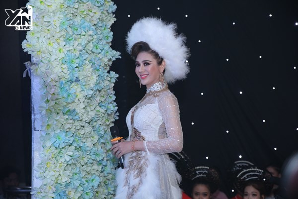 
Lâm Khánh Chi diện chiếc áo dài trắng được thiết kế riêng để mở màn buổi tiệc cưới. - Tin sao Viet - Tin tuc sao Viet - Scandal sao Viet - Tin tuc cua Sao - Tin cua Sao