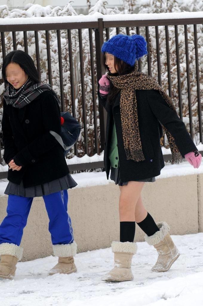 
Mặc dù tuyết rơi trắng xóa nhưng các cô gái vẫn diện trang phục ngắn "cún cỡn" để đi chơi