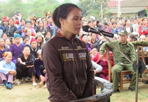 
Bị cáo Lô Thị Đông - Nghĩa Lạc - Nghĩa Đàn bị kết án 60 tháng tù giam vì đánh chồng gây thương tích 43%. 