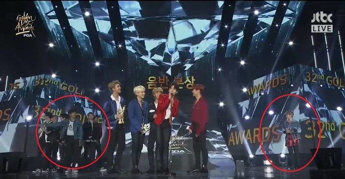 
Baekhyun đứng bơ vơ, khúm núm một mình bên kia sân khấu đợi BTS phát biểu xong.