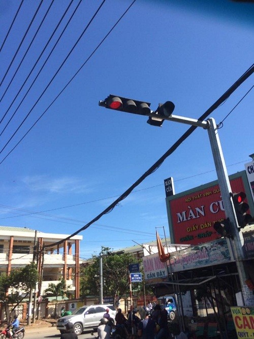 
Đèn giao thông cũng biết tránh nắng.