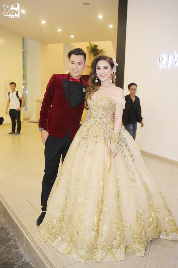 
Gần nhất chính là đám cưới của Lâm Khánh Chi với chiếc đầm vàng nhạt sang trọng nhìn sơ đã thấy độ phồng rộng của tùng váy.