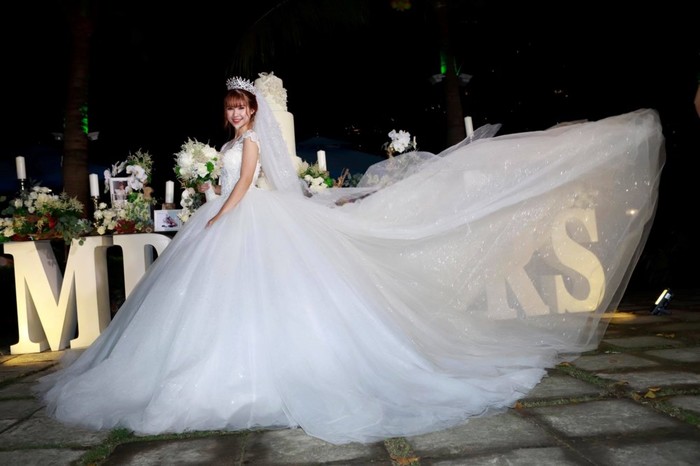 12 kiểu váy cưới độc và lạ