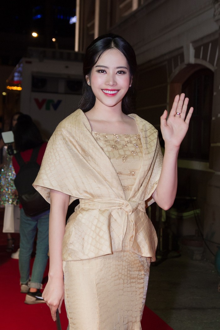 
Top 8 Hoa hậu trái đất 2016 Nam Em diện bộ váy màu vàng của NTK Phương My.