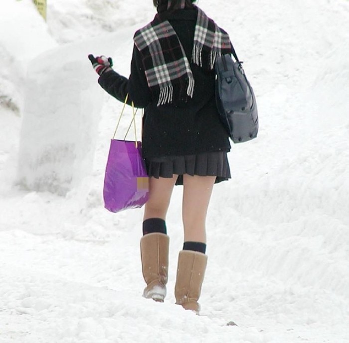 
Kể cả có phải đi bộ trên tuyết thì cô bạn này vẫn quyết diện váy ngắn tới trường