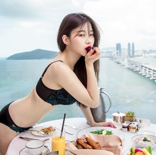 
Sở hữu vẻ đẹp vừa ngây thơ vừa quyến rũ, Kim Woo Hyun đem đến làn gió mới cho các thương hiệu nội y mà cô quảng cáo
