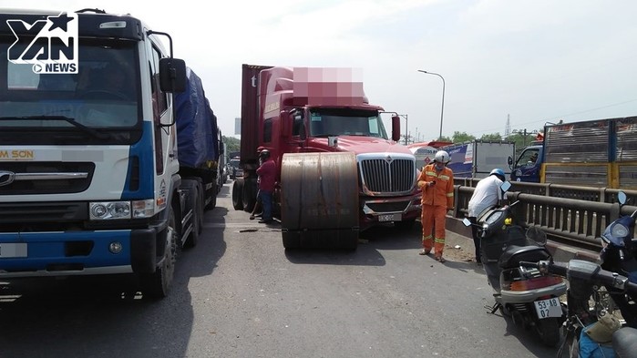 Sài Gòn: Cuộn sắt gần 20 tấn rơi khỏi xe đầu kéo, nhiều người thoát chết