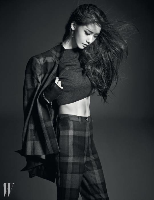 
Ở một hình ảnh khác Yoona lại là một cô gái cá tính, phóng khoáng trong bộ suit kẻ đi kèm găng tay da cùng áo len ôm sát khéo khoe ra cơ bụng săn chắc, khoẻ khoắn.