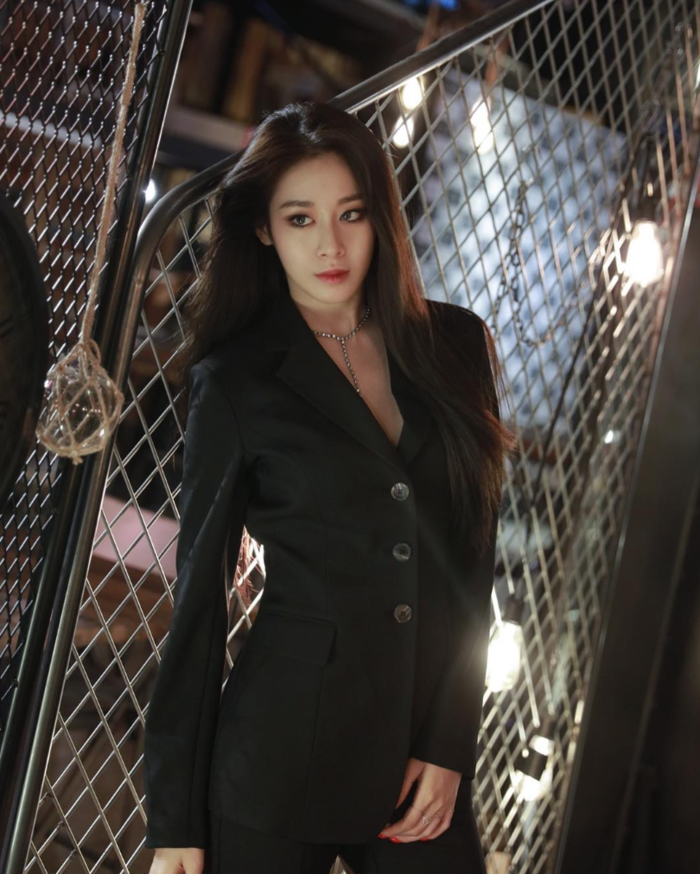 
Đặc biệt là với Ji Yeon. Trong bộ suit mạnh mẽ càng toát lên sự quyến rũ, tôn lên vẻ đẹp độc đáo khó trộn lẫn ở cô nàng.