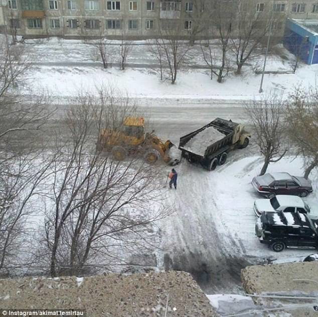 
Các công nhân của thành phố đã sử dụng máy đào và xe tải chuyên dụng để dọn đống tuyết màu đen, tránh gây ảnh hưởng đến sức khỏe của cư dân sống trong khu vực này