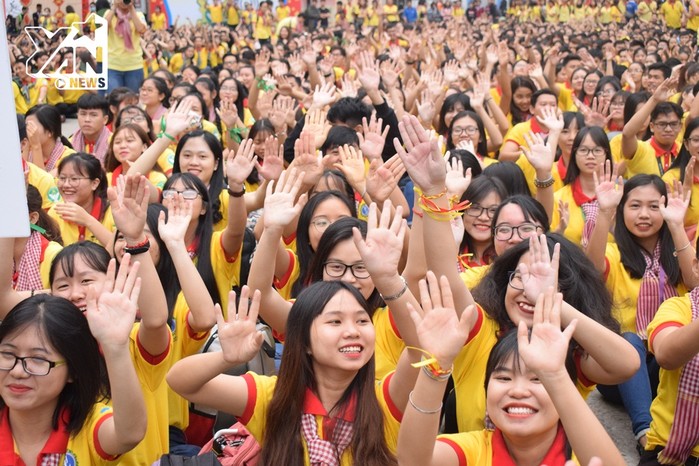 
Trong màu áo vàng tình nguyện các bạn sinh viên hồ hởi "ra quân"