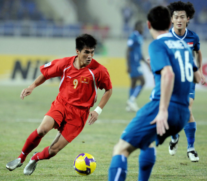 
Lịch sử bóng đá Việt Nam sẽ không thể nào quên được cú lắc đầu ngoạn mục của Công Vinh tại AFF Cup 2008 (Ảnh: Getty Images)