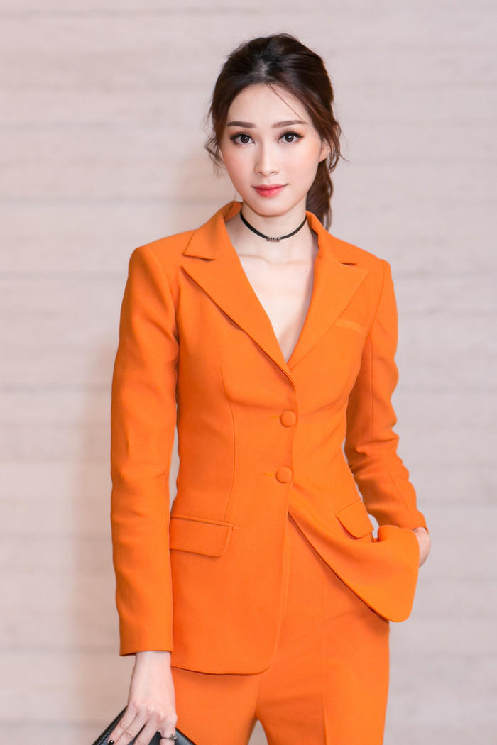 
Hoa hậu Đặng Thu Thảo "lấn át" dàn mỹ nhân Việt và đi đầu xu hướng diện suit đặc trưng của phong cách menswear trên thảm đỏ với sắc cam nổi bật.