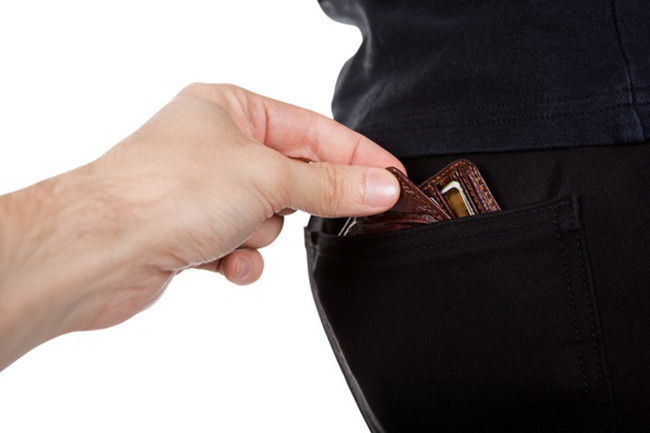 Đàn ông không nên để ví ở quần sau để tránh ảnh hưởng tới sức khỏe