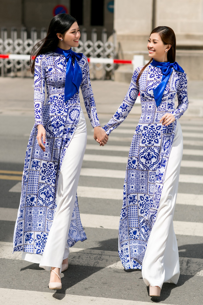 
Bộ đôi Á hậu Việt Nam Thanh Tú và Diễm Trang cùng khoe sắc trong những chiếc áo dài hoạ tiết gốm sứ.