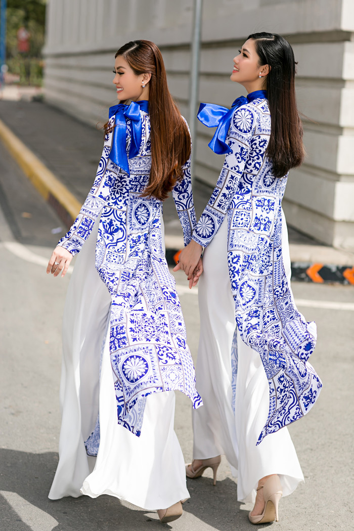 
Đặc biệt, hai tông màu trắng - xanh sẽ được khéo léo biến tấu trong chiếc áo dài để mang lại vẻ đẹp thanh tao, duyên dáng đậm chất phụ nữ Á Đông. 