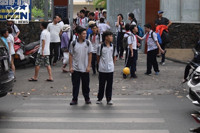 
Tại khu vực trước cổng trường học có phần đường dành cho người đi bộ sang đường