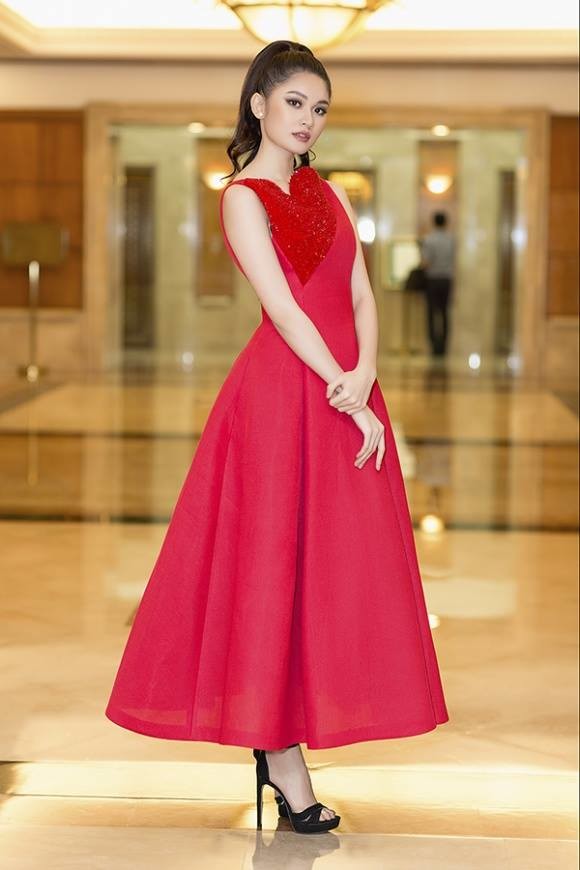 Á hậu Hoàng Thùy vượt mặt Hoa hậu H'Hen Niê về kỷ lục ''đụng hàng'' sau đăng quang