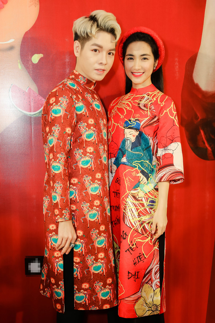 
Cả hai cùng diện trang phục áo dài truyền thống màu đỏ xuất hiện trước đông đảo truyền thông. - Tin sao Viet - Tin tuc sao Viet - Scandal sao Viet - Tin tuc cua Sao - Tin cua Sao