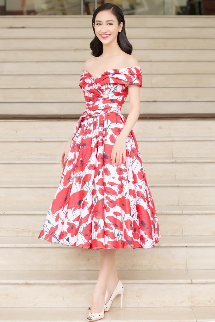 
Tối ngày 15/1, khi tham gia một chương trình âm nhạc, Á hậu Hà Thu cũng khiến người hâm mộ thích thú khi lựa chọn cùng một chiếc váy xòe in họa tiết hoa này của NTK Lê Thanh Hòa.