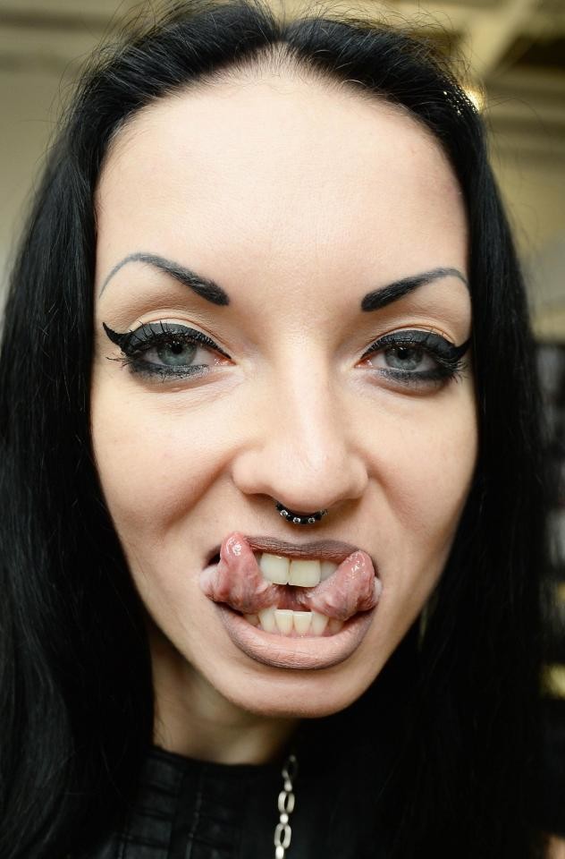 
Hình ảnh một cô gái với chiếc lưỡi chẻ