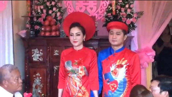 
Lâm Vũ và bà xã cùng diện áo dài đỏ rực trong đám cưới. - Tin sao Viet - Tin tuc sao Viet - Scandal sao Viet - Tin tuc cua Sao - Tin cua Sao