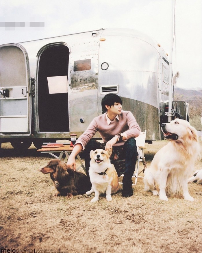 
Hình ảnh Yoochun bên những chú chó của mình.