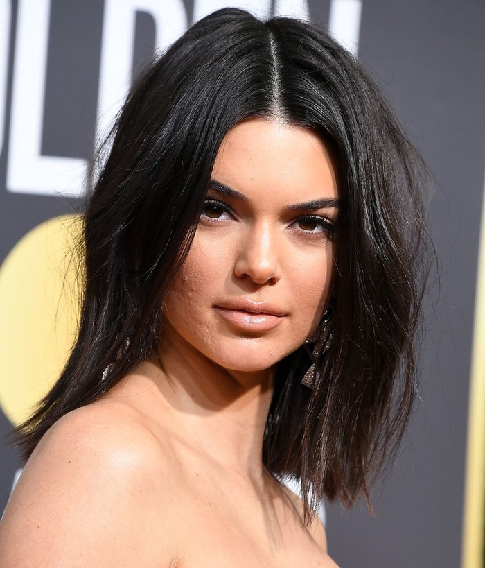 
Kendall Jenner gây thất vọng khi xuất hiện với làn da mụn sần sùi