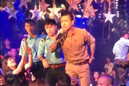 Những sự cố sân khấu khiến sao Việt “điêu đứng” và nhớ mãi - Tin sao Viet - Tin tuc sao Viet - Scandal sao Viet - Tin tuc cua Sao - Tin cua Sao