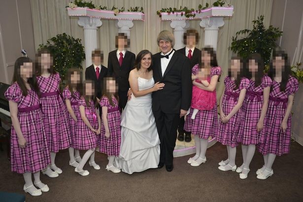 
Bức ảnh cặp vợ chồng chụp cùng với tất cả 13 đứa con