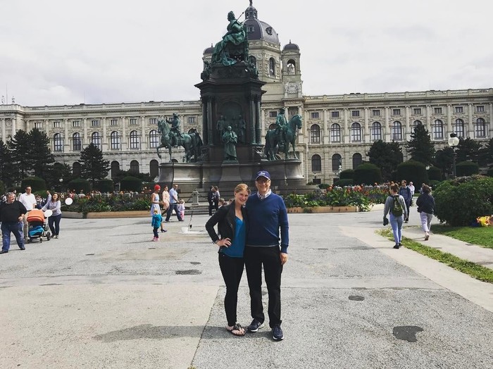 
Jennifer và bố Bill đi nghỉ mát ở Vienna.
