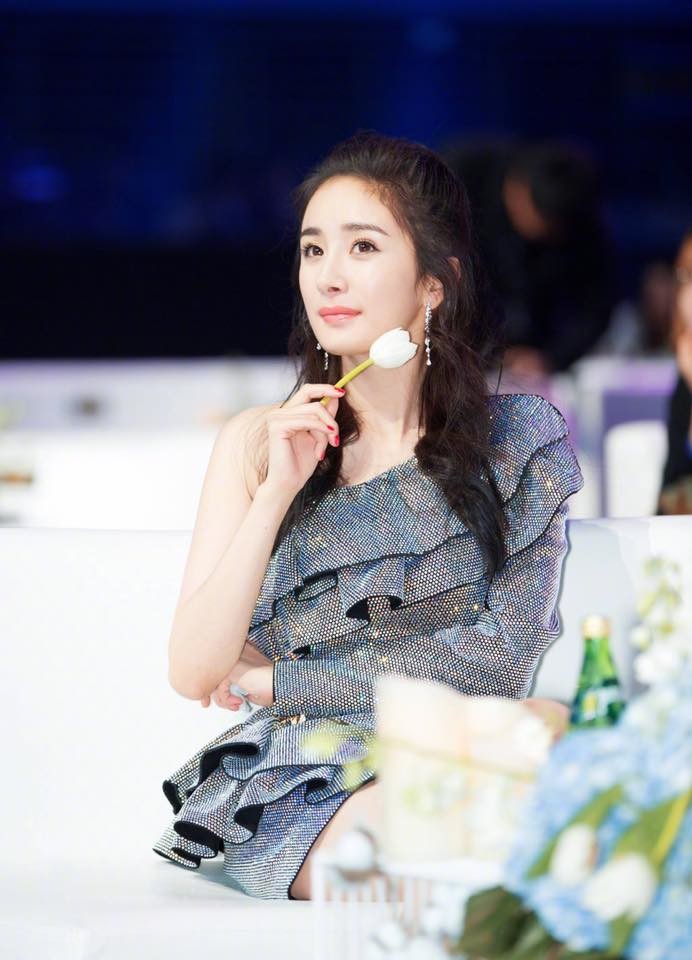 
Vẻ đẹp không tuổi của Dương Mịch được cô khoe trọn vẹn trong sự kiện đặc biệt này.