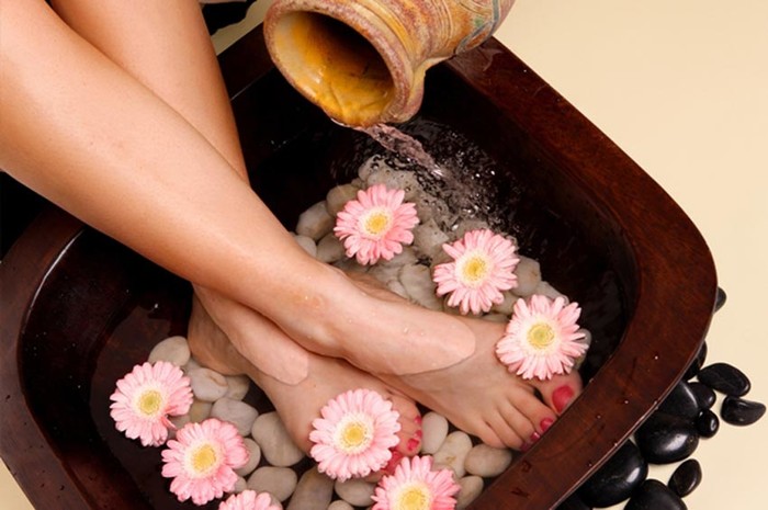 
Ngâm chân bằng nước nóng sẽ giúp giảm mỡ thừa, trẻ hóa da chân
