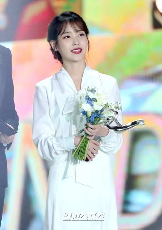 
IU rưng rưng xúc động khi nhắc đến người bạn cũ tại lễ trao giải "Grammy xứ Hàn".