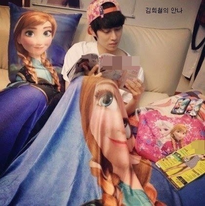 
Heechul cực thích nhân vật Elsa và Anna, anh còn mua hẳn gối ôm Elsa về và gọi đó là bạn gái của mình. 