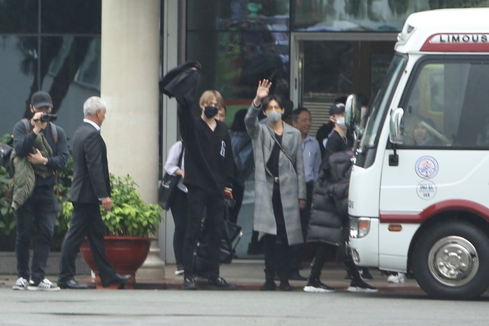 
Jinyoung và Yugyeom liên tục vẫy tay chào fan đầy thân thiện.