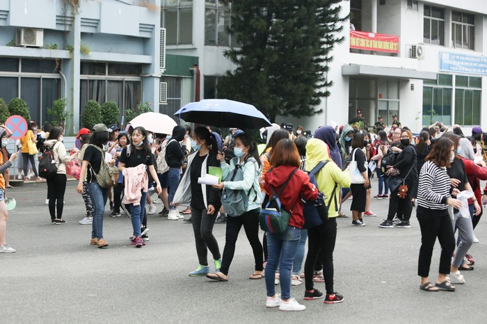 Mặc nắng mưa, người hâm mộ vẫn kiên nhẫn đón GOT7 đến Việt Nam
