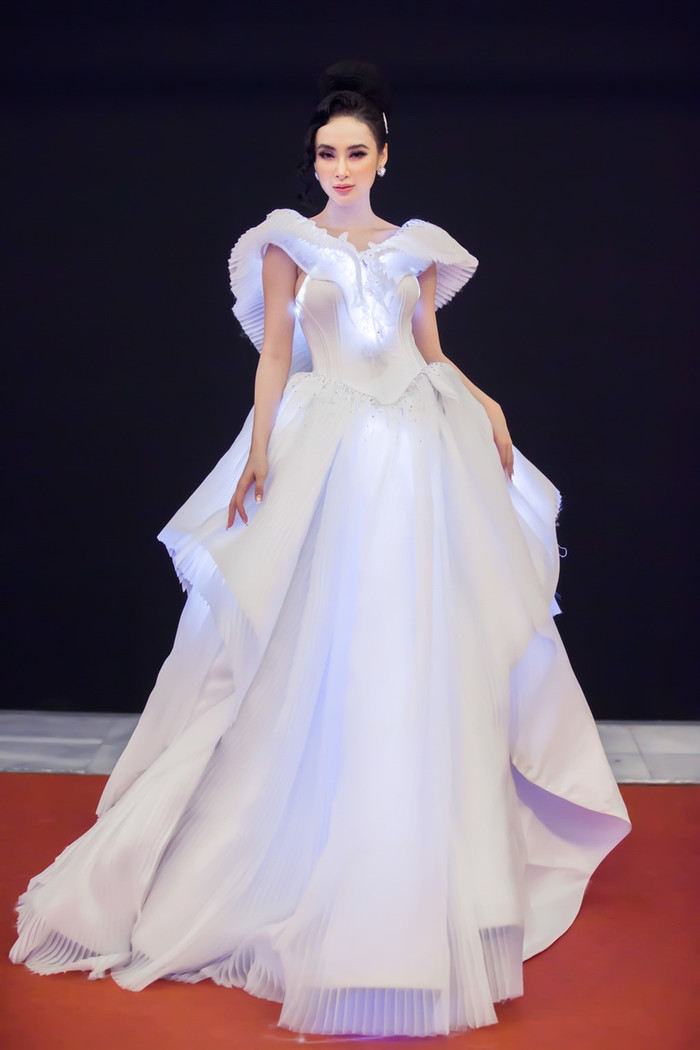 
Không chỉ diện thiết kế đầm phồng kết hợp nhiều lớp vải xếp li công phu mà Angela Phương Trinh còn khiến công chúng xuýt xoa và trầm trồ bởi trang phục còn có khả năng phát sáng.