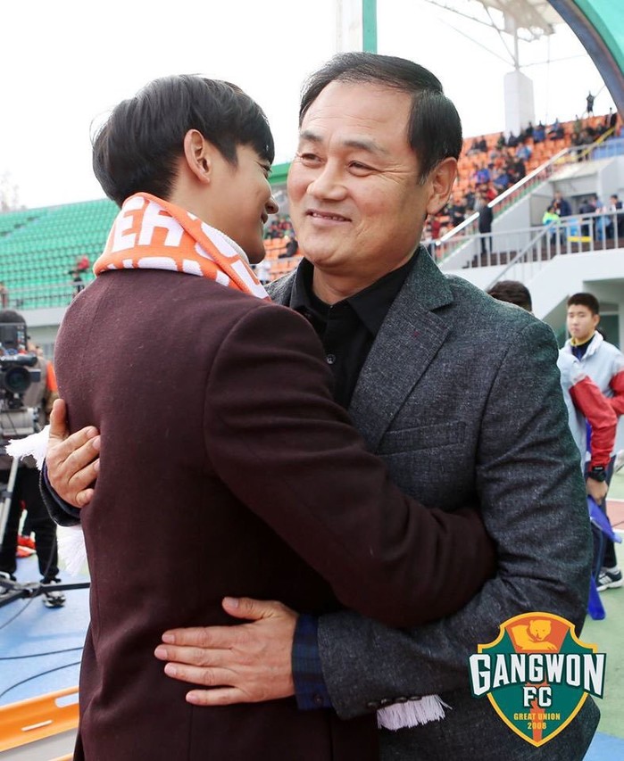 
Vị huấn luận viên của Gangwon FC chính là bố ruột của ngôi sao châu Á - Choi Minho. 