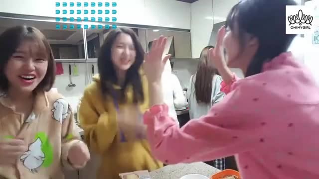 Xôn xao clip nữ thần tượng Kpop tụt quần thành viên cùng nhóm lúc livestream khiến netizen phẫn nộ