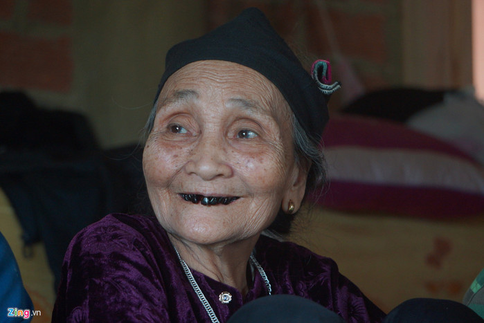 
Bà nội của thủ môn Tiến Dũng là Phạm Thị Giáp (75 tuổi) còn minh mẫn. "Qua xem trận đấu mà thương các cháu. Mỗi lần thấy cháu ngã đau là thương. Nhưng bà cũng rất phấn khởi lắm vì các cháu góp công giúp đội tuyển chiến thắng", bà tự hào nói.